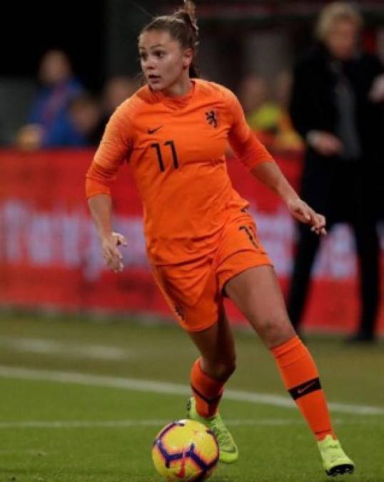 Lieke Martens fue distinguida como la mejor del año por la UEFA. La FIFA la proclamó 'The Best'. Su estatus cambió de sopetón: pasó de crecer a la sombra de Marta en el Rosengard sueco a verse como estrella internacional vestida de azulgrana.<br/><br/>