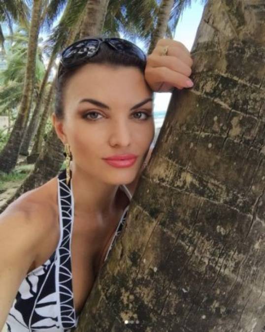 La ucraniana posteó varias fotografías en su cuenta de Instagram en donde parecía que se burlaba del fenómeno de la naturaleza que alcanzó categoría 5, pues en sus imágenes siempre apareció disfrutando de la playa y usando bikinis muy reveladores.