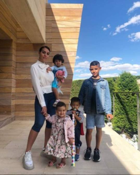 Georgina Rodríguez se hizo cargo de los festejos de sus hijastros con Cristiano.<br/><br/>Los cuatro hermanitos - Cristiano Jr, Eva, Mateo y Alana Martina (única hija en común de la pareja)- disfrutaron de los juegos y golosinas que la modelo mandó a preparar para la celebración.