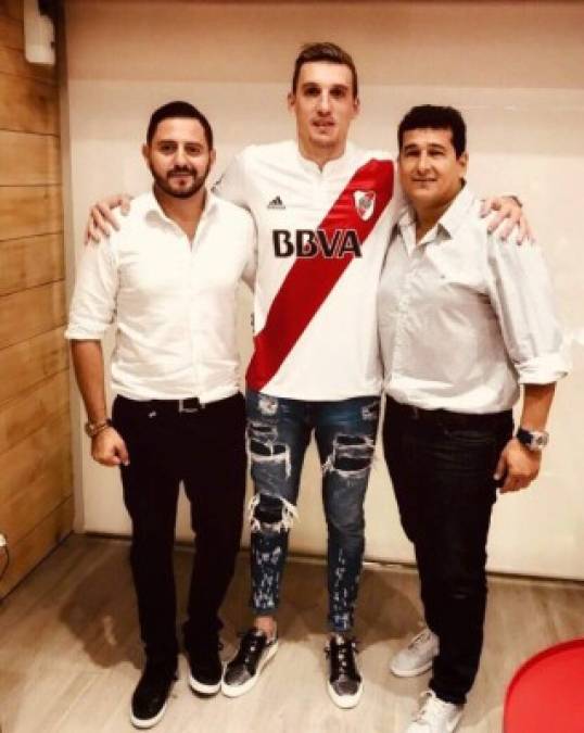 Franco Armani (centro) en su presentación con el poderoso River Plate.