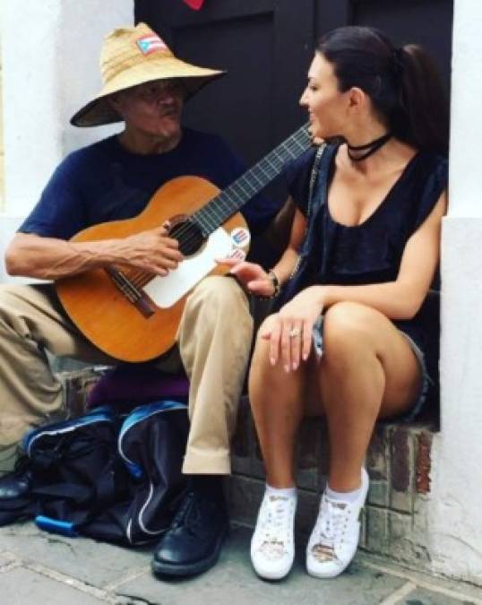 La modelo europea se paseó por las calles de San Juan como si nada, se tomó fotos con los policías que resguardaban la zona y con un guitarrista.