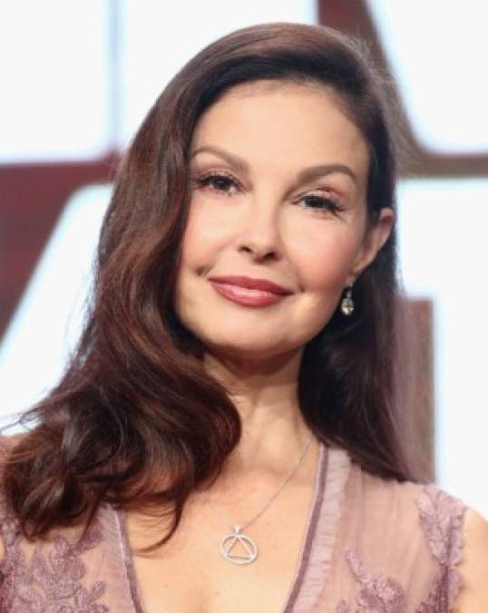 Ashley Judd es la primera mujer mencionada en la pieza inicial del New York Times sobre la supuesta historia de acoso sexual de Weinstein. <br/>Recordó lo que se suponía era una reunión de negocios profesional que tuvo lugar en la habitación del hotel de Weinstein, durante la cual él sólo llevaba una bata de baño. Ella dijo que Weinstein le pidió que le diera un masaje o lo viera mientras se duchaba.<br/><br/>Judd habló sobre el acoso en una entrevista con Variety en 2015 pero no nombró a Weinstein en ese momento.