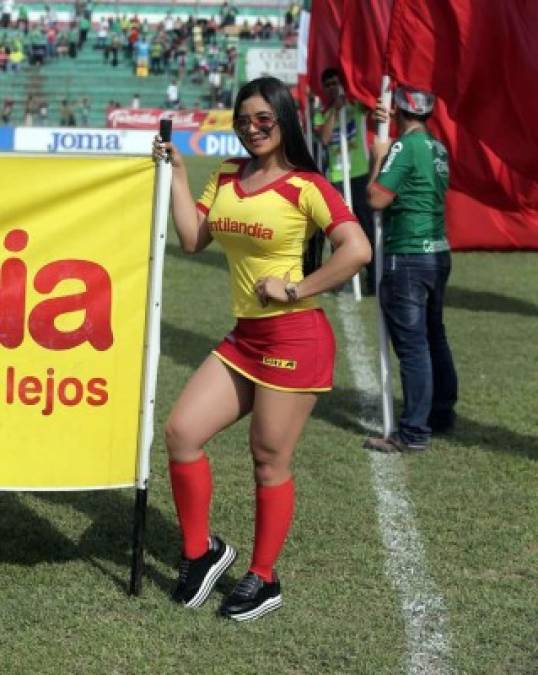 La sexy edecán Damaris Padilla en el derbi capitalino Marathón-Real España.