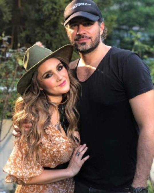 Dulce María y Paco Álvarez comenzaron a salir a finales de 2016, pero fue hasta inicios de 2017 que ambos hicieron oficial su relación.<br/>