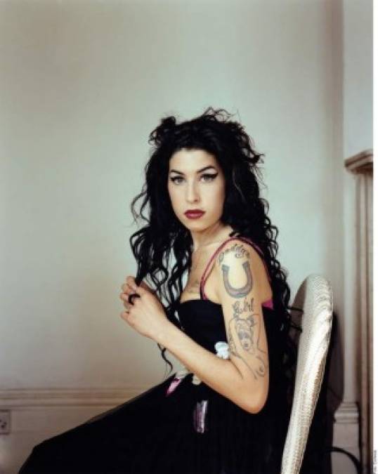 NACE UNA ESTRELLA<br/>Fue el 14 de septiembre de 1983 cuando Amy Jade Winehouse abrió los ojos por primera vez, en la cuna de una familia judía con tradición en el jazz, la cual le inculcó su amor por la música desde una edad temprana.<br/>