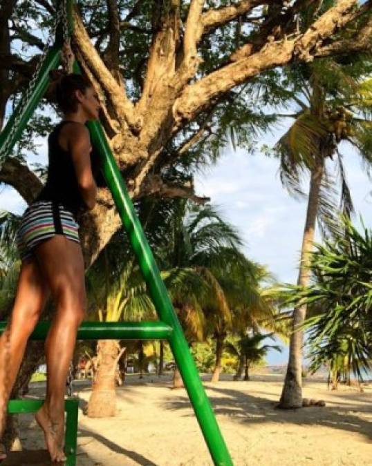 Lara estuvo en Cayos Cochinos, Honduras, por varios meses con el programa, en sus redes sociales posteaba imágenes de la bella isla hondureña y demostraba su admiración y encanto por ella.