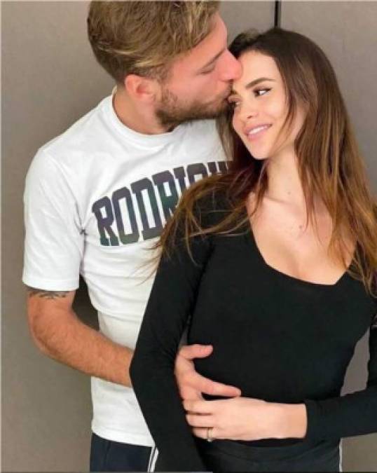 El delantero italiano Ciro Immobile, de la Lazio, junto a su mujer, la modelo Jessica Melena, durante su confinamiento por la crisis del coronavirus.