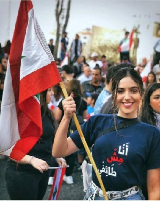 Yara Al Ridi estudiante de medina en Beirut impactó con su belleza en las protestas.