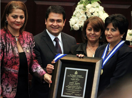 Congreso entrega premios a periodistas de Honduras