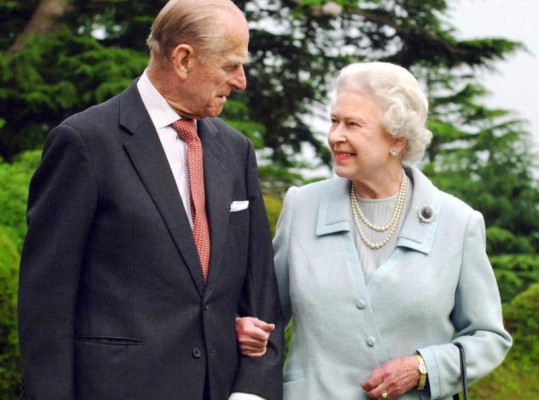 Reina Isabel II celebra 70 años junto al príncipe Felipe