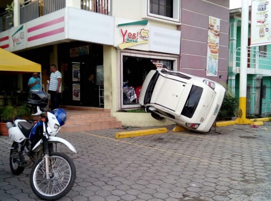 Conductor pierde el control de su auto y fue a detenerse a una tienda