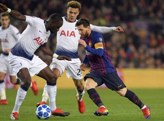 Barcelona's Argentinian forward Lionel Messi (R) vies with Tottenham Hotspur's French midfielder Moussa Sissoko (L) and Tottenham Hotspur's English midfielder Dele Alli during the UEFA Champions League group B football match between FC Barcelona and Tottenham Hotspur at the Camp Nou stadium in Barcelona on December 11, 2018. (Photo by LLUIS GENE / AFP)