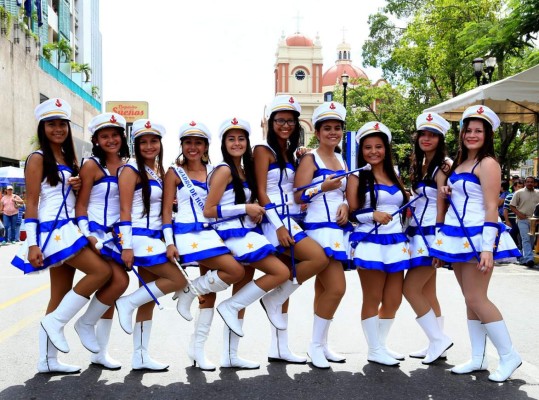 Estudiantes hondureños desfilan en San Pedro Sula en honor a la patria