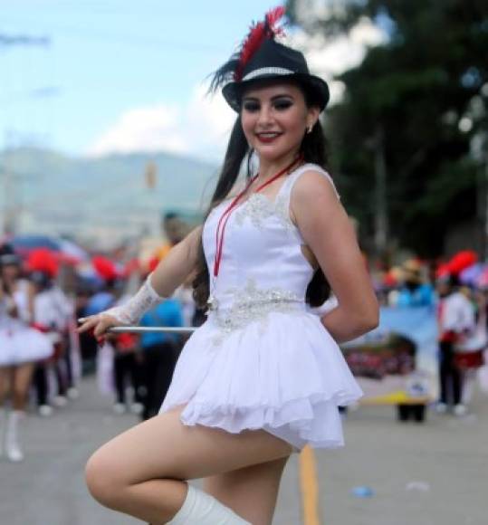La esbelta figura de Annie Escoto la hizo brillar en las calles de Tegucigalpa.