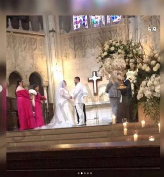 Los novios, ambos vestidos de blanco, se dieron el sí luego de los múltiples altibajos que tuvo la relación.