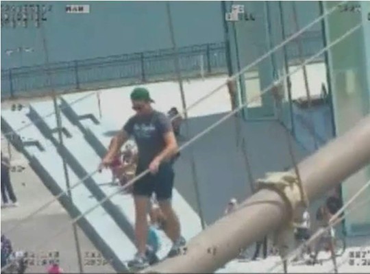 Video: Turista arrestado por subirse al puente de Brooklyn para sacar fotos