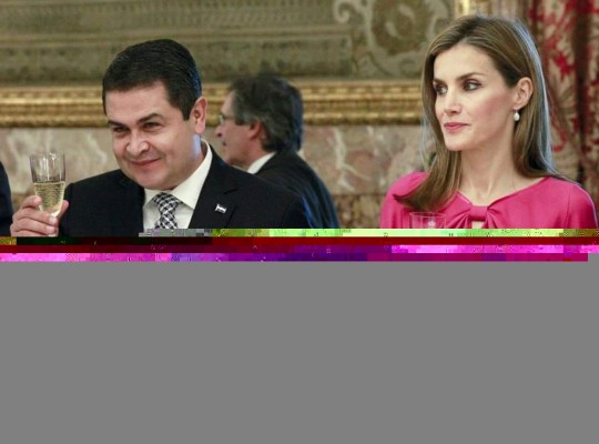 La reina Letizia y el presidente de Honduras, Juan Orlando Hernández (i), realizan un brindis durante el almuerzo que los Reyes han ofrecido hoy en el Palacio Real en honor del mandatario hondureño y su esposa, con motivo de su visita oficial a España. EFE