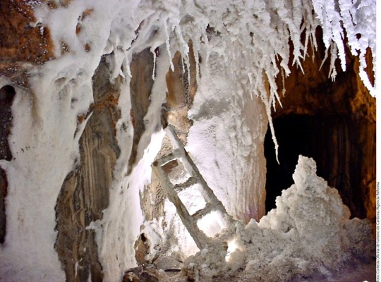Impresionante cueva de sal en España