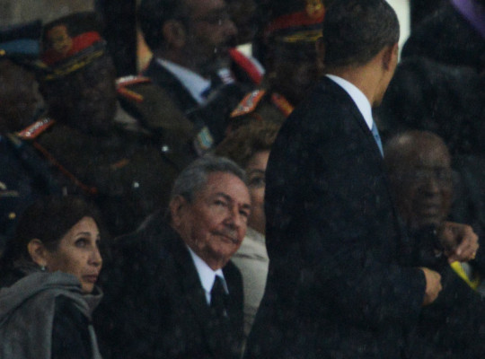 Apretón de manos entre Obama y Castro causa esperanza en Cuba