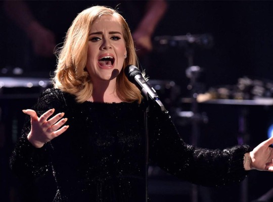 Adele dedica concierto a Brad Pitt y Angelina Jolie