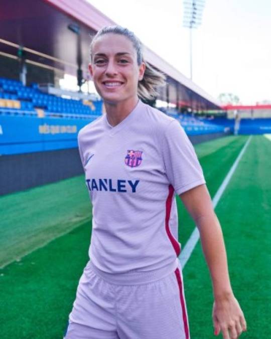 Alexia Putellas, jugadora del Barcelona que ejercerá de primera capitana del equipo femenino, luciendo la nueva camiseta.