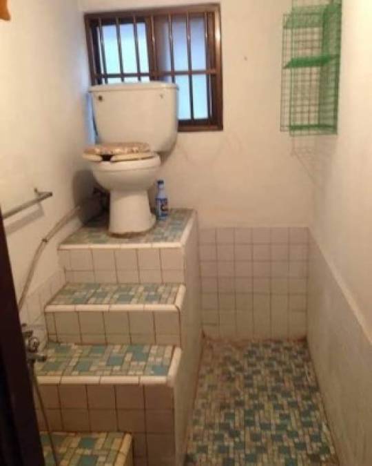 El baño con escaleras se popularizó en 2014 por una página llamada Imgur, pero en realidad fue buzzfeed quien la viralizó por incluir esta imagen en su conteo de 17 baños que merecen el premio al 'peor diseño del año' publicado en 2017. <br/>