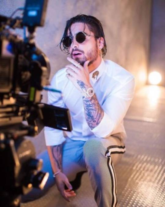 Juan Luis Londoño Arias, nombre real de Maluma, saltó a la fama a sus tiernos 18, así que ha ido agarrando experiencia al tiempo que madura entre estudios de grabación y escenarios.<br/>