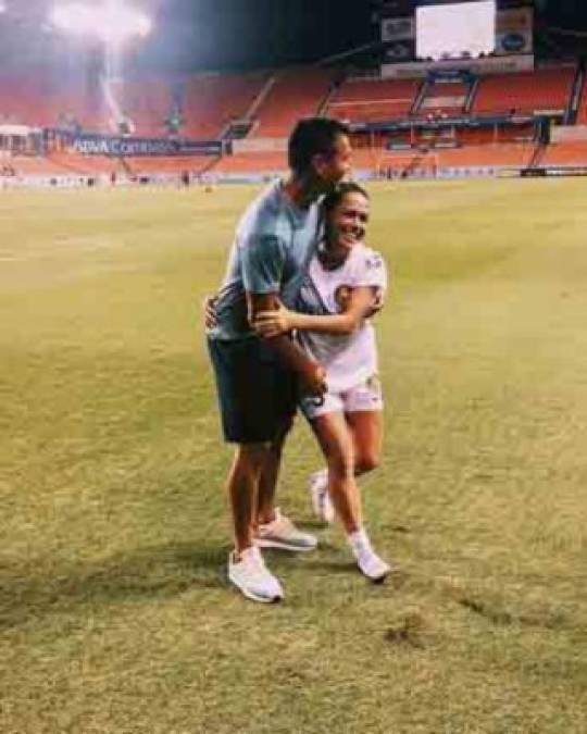 Lo'eau LaBonta jugó en su momento en el equipo femenino del Sporting Kansas City, club en el que milita el hondureño Roger Espinoza. La pareja lleva varios años saliendo.