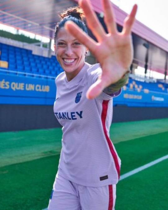 La delantera Jennifer Hermoso, muy feliz con la camiseta del Barcelona.