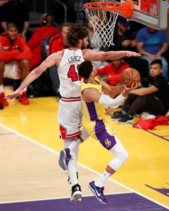 Baloncesto. <br/>Lucha titánica. Josh Hart, jugador de los Lakers, lucha por el balón con Robin López, de los Bulls, durante el partido en Los Ángeles, California.