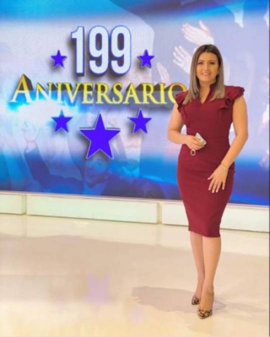 Cesia Mejía decidió variar y eligió un vestido de color diferente al de sus colegas. La periodista de HCH lució bella y sobria con este diseño ajustado al cuerpo.