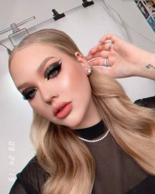 NikkieTutorials, de 25 años, ha estado creando tutoriales de maquillaje en línea durante más de una década, donde se encuentra entre las mejores en la categoría popular. <br/>
