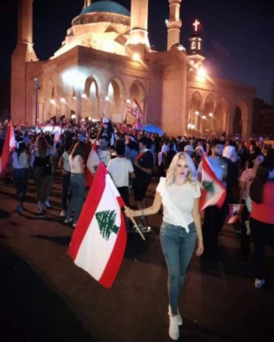Esta bella libanesa también alzo su voz en la plaza central de Beirut.