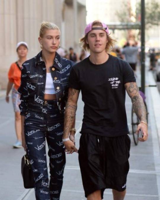 Hailey Baldwin es sobrina del famoso actor Alec Baldwin y su padre es Stephen Baldwin . A sus 21 años es una de las modelos más cotizadas de la industria. Conoció a Justin Bieber en 2009, siendo ella una seguidora del cantante.<br/>