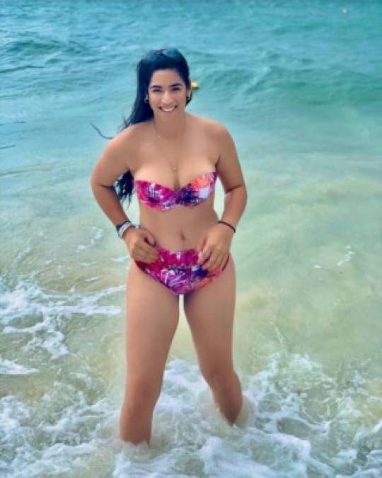 Ahora bien, Carolina Lanza está eclipsando a los hondureños por su viaje de vacaciones en diferentes lugares turísticos que posee el país. Ella quiso disfrutar también en Roatán, siendo esta una tremenda coincidencia con Loren Mercadal.