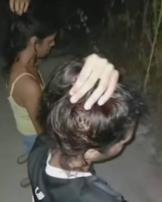 Las gemelas fueron obligadas a recoger su cabello en un moño antes de que el asesino llevara el arma a la parte posterior del cráneo y les disparara. Las jóvenes cayeron al piso y el hombre se acercó para 'rematarlas'.