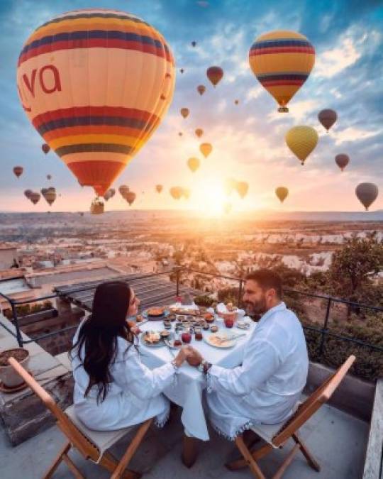 'Te acuerdas que un día te dije, '¿qué te parece si coleccionamos atardeceres?'', comentó Gil en una de las fotografías en las que aparece junto a su novia, ambos desde un mirador en la región Capadocia.