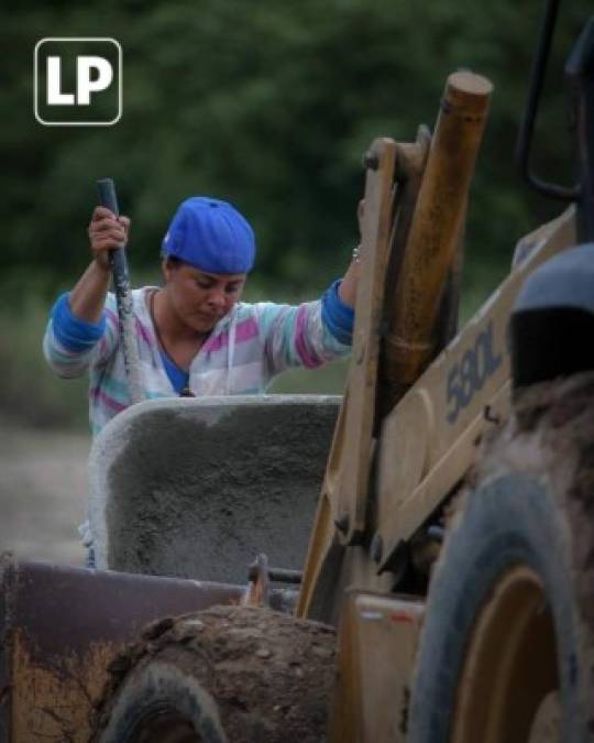 En la imagen, una hondureña emprendedora realiza una labor inusual: la albañilería, trabajo que es desempeñado en su mayoría por hombres. Estamos seguros que la familia de esta competitiva mujer se siente orgullosa de ella; y sin reparo alguno, también merece el respeto y la admiración de los demás.<br/><br/>Las imágenes de esta galería fueron tomadas por el artista gráfico, Andro Rodríguez.