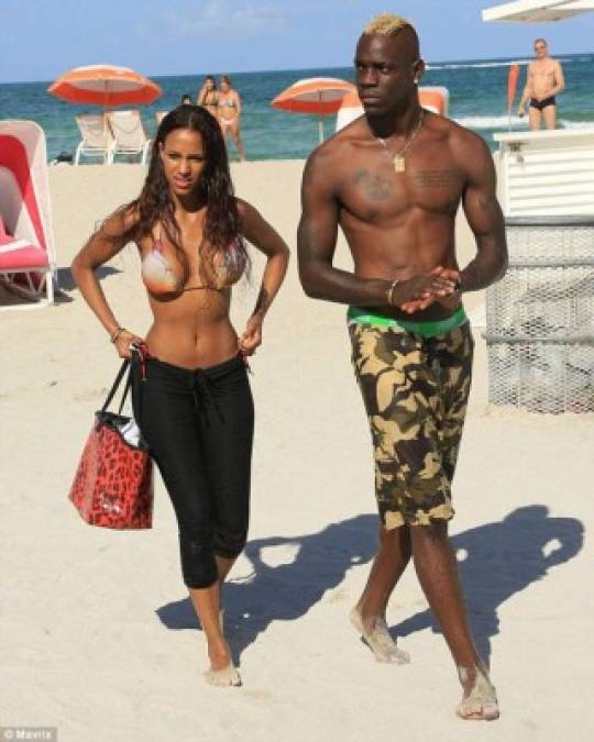 Fanny Neguesha fue pareja del delantero italiano Mario Balotelli. Luego de que terminaron la relación, la chica se enamoró de otro jugador y hoy está embarazada.