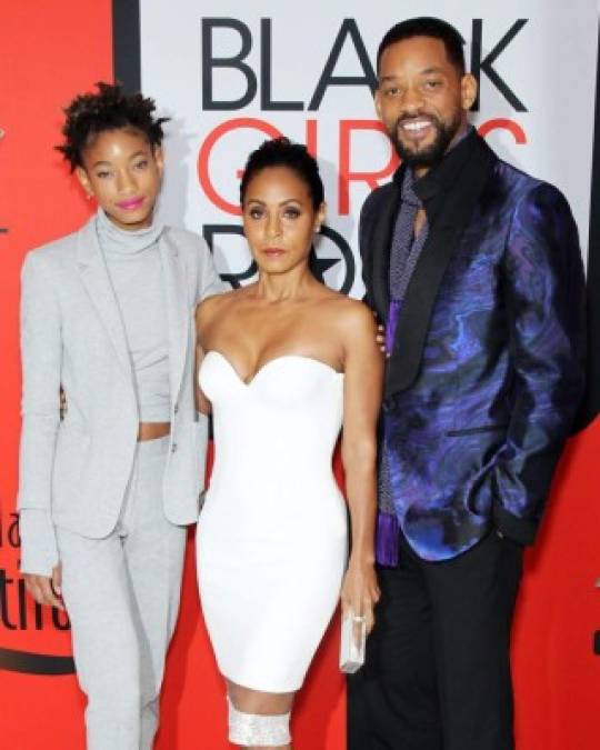 <a href='https://www.laprensa.hn/fotogalerias/1298711-411/willow-smith-la-hija-poliamorosa-will-smith-y-jada-pinkett-smith?page=1' style='color:red;text-decoration:underline' target='_blank'>Willow Smith - La hija de Will y Jada no cayó tan lejos del árbol. En 2019, la joven confesó a su madre que era poliamorosa. </a> 'Amo a hombres y mujeres por igual...no soy el tipo de persona que busca constantemente nuevas experiencias sexuales. Me enfoco mucho en la conexión emocional y siento que si encontrará a dos personas de diferentes géneros con las que realmente me conecté y tuviéramos una conexión romántica y sexual, no sentiría la necesidad de seguir buscando.', dijo.