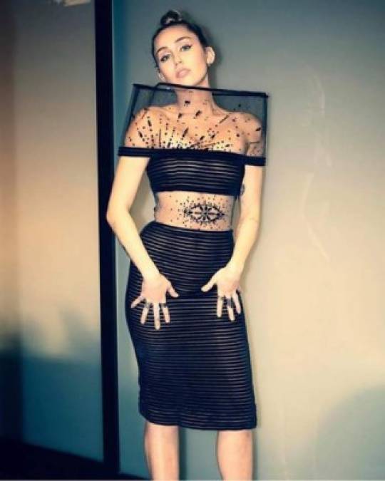 Miley optó por un diseño Jean Paul Gaultier de la temporada 2010 para disfrutar de la gala Grammys 2019.