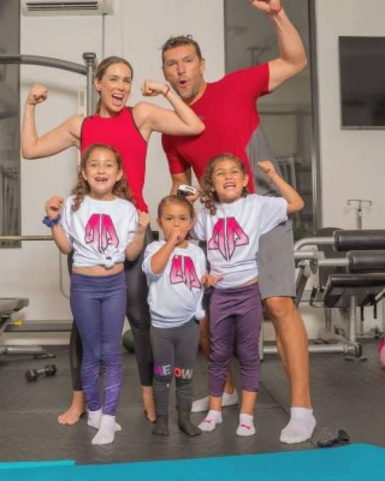 Posteriormente la famosa mexicana participó en un Instagram Live junto a su esposo, Martin Fuentes, y sus hijas mayores, en donde hicieron rutinas de ejercicio hechas para toda a familia.