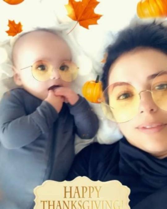 Eva Longoria compartió un video junto a su pequeño Santiago Enrique Bastón, quien celebró su primer Acción de Gracias este año.