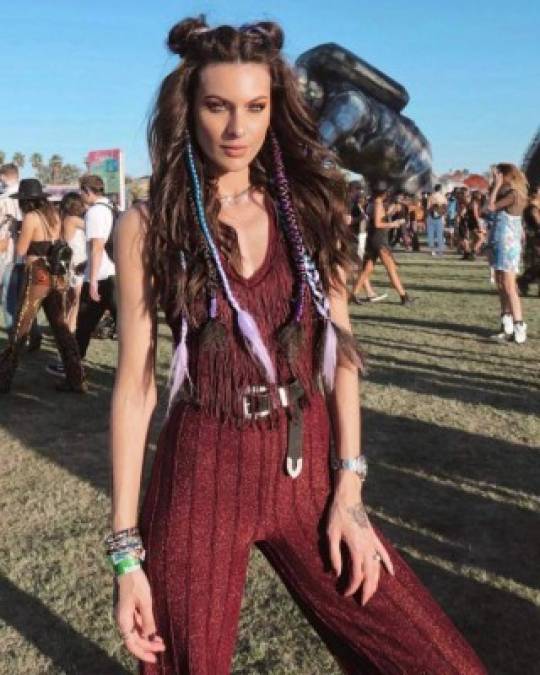 Paola Turani una de las más bellas de Coachella primer día.