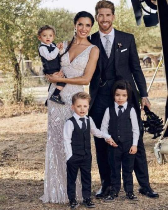 Una de las fotografías retrata a Rubio y Ramos con sus tres hijos. La colaboradora del Hormiguero sostiene en brazos al benjamín de la casa, de un año, mientras el jugador sujeta su ramo de flores, elaborado con calas negras. Los otros dos hijos del matrimonio, Sergio y Marcos, de cinco y tres años respectivamente posan tomados de la mano frente a sus padres.<br/>