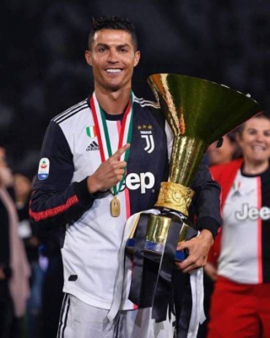 Cristiano Ronaldo: El delantero portugués cumplió con crece su primer año con la Juventus, consagrándose en la Serie A, anotando 27 tantos en 40 partidos disputados.