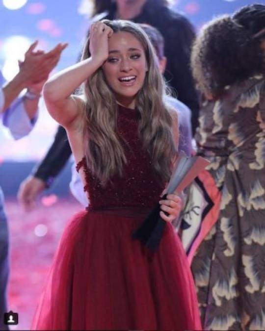 Brynn Cartelli es nativa de Massachusetts y es el primer triunfo para la coach Kelly Clarkson.