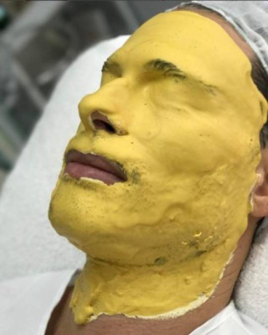 El galán de telenovelas Sebastian Rulli también se deja consentir por una mascarilla de oro y perla.