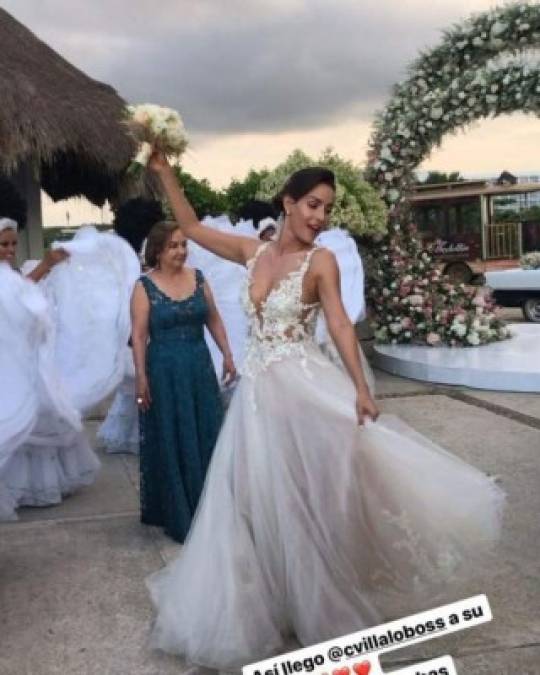 “Es un vestido en el que ella flota, un vestido etéreo apropiado para la playa pero también para ese momento inolvidable que es la boda”, dijo el diseñador.<br/>