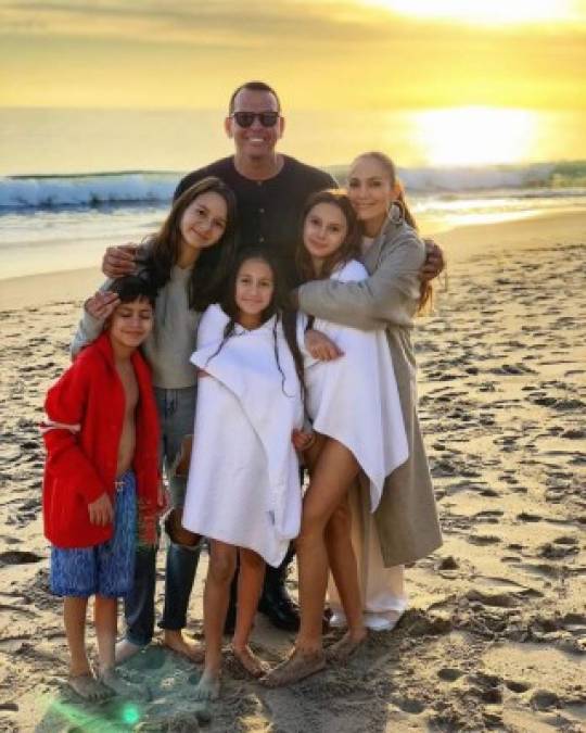 Desde que hicieron pública su relación, JLo y ARod han procurado integrar a sus respectivos hijos como una gran familia, lo que demuestra que su relación iba muy en serio.<br/>